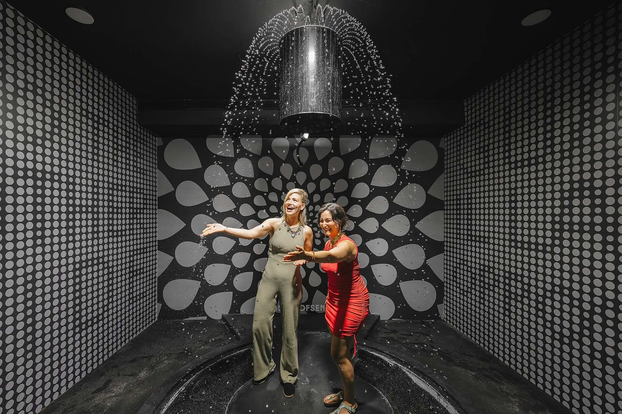 Visitantes probando la exposición Cama de Clavos en el Museo de los Sentidos Madrid.